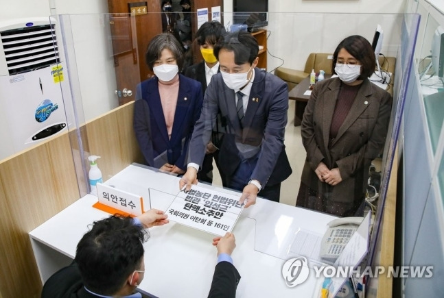 열린민주당 강민정(왼쪽부터), 정의당 류호정, 더불어민주당 이탄희, 기본소득당 용혜인 의원이 지난 1일 국회 의안과에 임성근 법관 탄핵소추안을 제출하고 있다. 연합뉴스