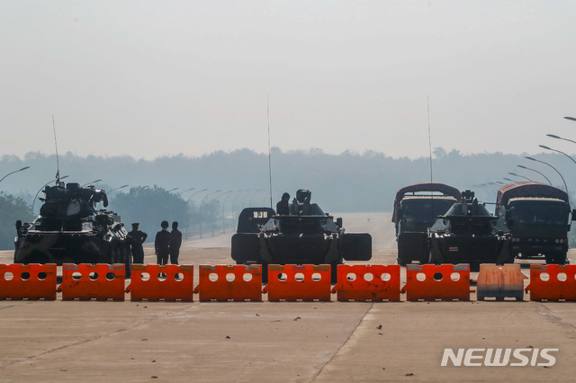 [네피도=AP/뉴시스]미얀마 군인들이 2일 네피토에서 국회의사당으로 통하는 도로를 장갑차와 바리케이드로 가로막고 경비하고 있다. 2021.02.02.