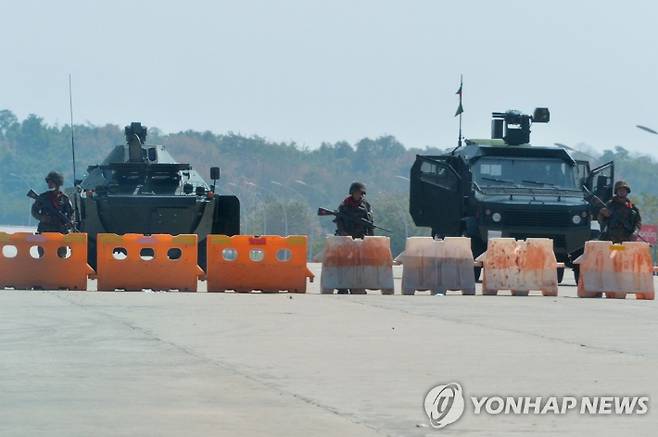 군부 쿠데타 선언 속 의사당 봉쇄한 미얀마군. (사진=연합뉴스)