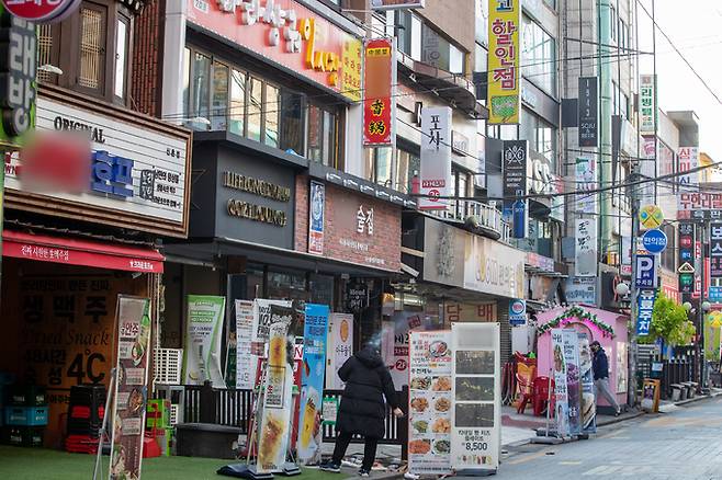 2일 이낙연 더불어민주당 대표가 국회 교섭단체 대표연설에서 4차 재난지원금 지급을 공식화 하며 영업제한으로 피해를 입은 자영업자 등을 선별 지원하는 한편, 소비 진작을 위한 전 국민 지원도 동시에 추진하도록 정부와 협의할 것이라고 밝혔다. 사진은 서울 신촌 거리. 뉴스1