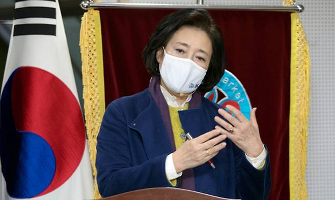 더불어민주당 서울시장 예비후보인 박영선 전 장관이 2일 서울 신월동 신영시장 상인회에서 소상공인 정책발표를 하고 있다. 뉴시스