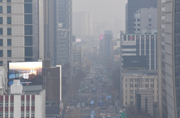 1일 서울시 교육청에서 바라본 서울 도심에 미세먼지가 가득하다. 2021.2.1 박지환기자 popocar@seoul.co.kr