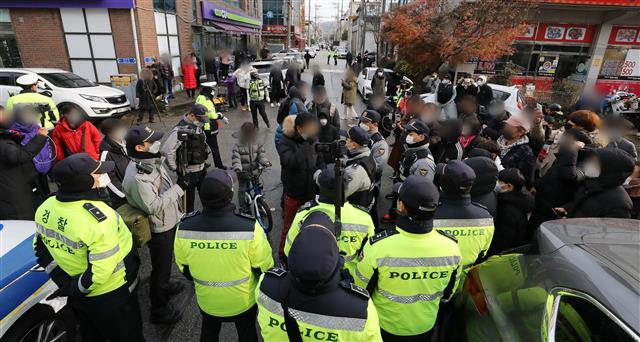 13일 오전 아동 성폭행 혐의로 징역 12년을 복역 후 출소한 조두순이 거주하는 경기도 안산시내 거주지 앞에서 주민들과 유튜버들이 다툼을 벌이고 있다. 2020.12.13 뉴스1