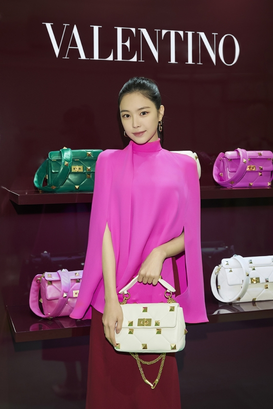 Singer and actor Son Na-eun has shared a stylish current situation.Son Na-eun visited the Roman Stud Pop-up store of Valentino SpA (VALENTINO) on the first floor of EAST at Galleria Department Store in Seoul on the 1st.On this day, Son Na-eun showed off his lovely beauty and innocent atmosphere and admired him as Son Na-eun.The brilliant styling that Son Na-eun introduced also caught the eye.Son Na-eun is one of the top-trend fashionistas who are attracted to each item worn as well as sophisticated plain clothes fashion.On this day, Son Na-eun showed a relaxed and elegant look by matching a red pencil skirt to a hot pink cap top.Here, the ivory-colored Roman stud bag with metal studs is matched and added stylish points.Son Na-eun, who visited the Pop-up store, looked around the Pop-up store leisurely and showed his affection for the brand by wearing items such as bag and shoes decorated with Roman studs, as well as feeling the romance of Italian sensibility and resort without filtering through Roman studs born in Roman architectural style.The Pop-up store is available for a variety of Roman stud collections of Valentino SpA, and is more special by introducing tote bags, belts and bracelets, which are exclusive items commemorating the Pop-up store.Son Na-euns Pop-up store visit was taken safely in compliance with the Corona 19 anti-virus rules after the department stores business hours, and the Pop-up store will also be prepared for safe operation.Meanwhile, Valentino SpAs Roman Stud Pop-up store, which Son Na-eun visited, will be held until the 21st.