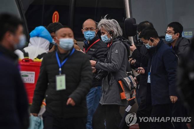 중국 우한 시장 방문하는 WHO '코로나19 기원조사팀' (우한 AFP=연합뉴스) 신종 코로나바이러스 감염증(코로나19) 발원지로 지목된 중국 허베이성 우한을 방문하고 있는 세계보건기구(WHO) '코로나19 기원 조사팀'이 31일 현장 조사를 위해 바이샤저우(白沙洲) 시장에 도착하고 있다. jsmoon@yna.co.kr