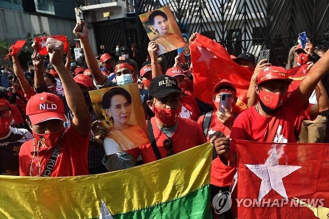 군부 쿠데타 규탄하는 태국 거주 미얀마인들 [방콕 AFP=연합뉴스 자료 사진]