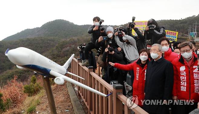 국민의힘 김종인 비상대책위원장이 2월 1일 오전 부산 강서구 가덕도 대항전망대를 찾아 국민의힘 부산시장 예비후보들과 함께 가덕도 신공항 예정 부지를 둘러보고 있다. [연합뉴스 자료사진]