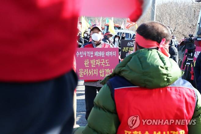 포항 수성사격장 폐쇄 촉구 집회 (포항=연합뉴스) 손대성 기자 = 2일 경북 포항시 남구 장기면 수성리 수성사격장 출입 도로에서 포항수성사격장반대대책위원회와 장기면민이 아파치헬기 사격훈련 반대와 사격장 폐쇄를 촉구하는 집회를 하고 있다. 2021.2.2 sds123@yna.co.kr