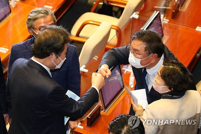 교섭단체 대표연설 마치고 김태년과 인사하는 이낙연 (서울=연합뉴스) 하사헌 기자 = 더불어민주당 이낙연 대표가 2일 오전 국회에서 열린 본회의에서 교섭단체 대표연설을 마친 뒤 김태년 원내대표와 주먹을 맞대고 있다. 2021.2.2 toadboy@yna.co.kr