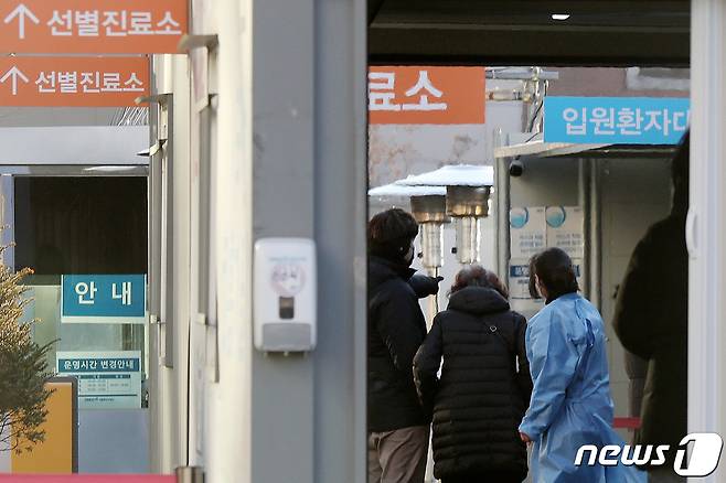 서울대학교병원 간호사 1명이 코로나19 확진 판정을 받은 것으로 지난 1일 알려졌다./뉴스1 © News1 민경석 기자