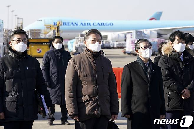 문재인 대통령이 3일 오전 인천국제공항 대한항공 화물터미널에서 코로나19 백신 수송 모의훈련을 참관하고 있다.2021.2.3/뉴스1 © News1 이광호 기자