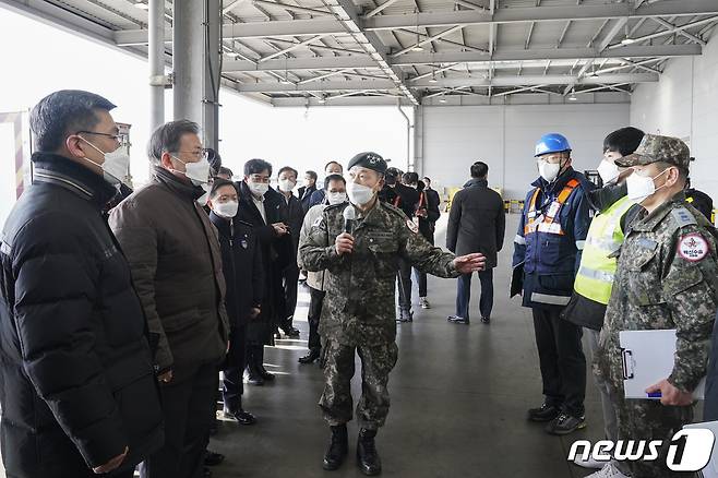 문재인 대통령이 3일 오전 인천국제공항 대한항공 화물터미널에서 열린 코로나19 백신 수송 모의훈련에서 백신 수송트럭 관계자들을 격려하고 있다.2021.2.3/뉴스1 © News1 이광호 기자