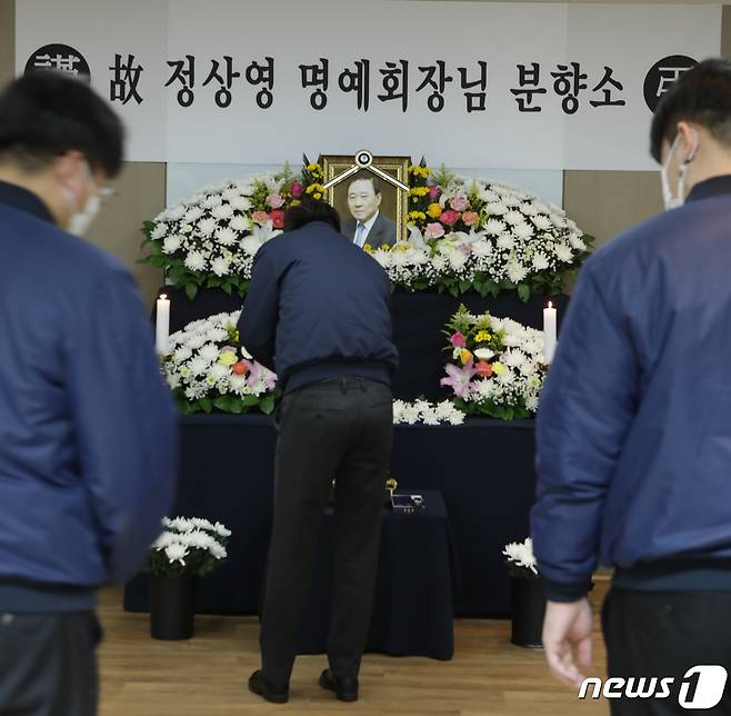 KCC직원들이 1일 서울 서초구 본사 지하에 마련한 고 정상영 명예회장 분향소에서 조문하고 있다. (KCC제공) © 뉴스1