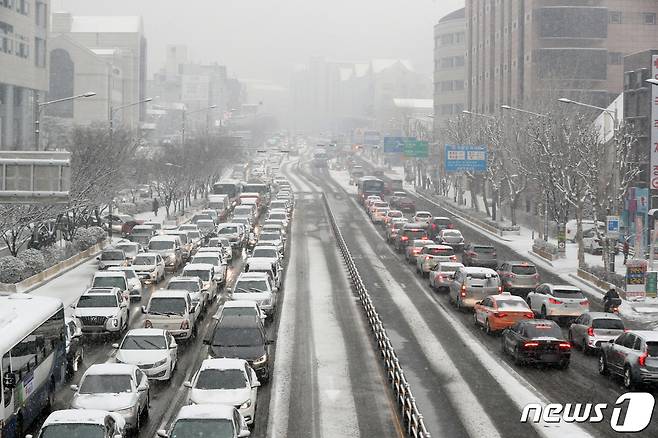 서울 동남·서남권과 경기 일부 지역에 대설주의보가 발효된 지난 1월12일 오후 서울 서대문구 신촌 성산로에서 차량들이 서행하고 있다. 2021.1.12/뉴스1 © News1 황기선 기자