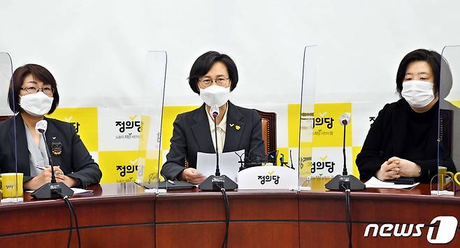 강은미 정의당 비상대책위원장이 2일 오전 서울 여의도 국회에서 열린 당 비상대책위원회 회의에서 발언하고 있다. 2021.2.2/뉴스1 © News1 신웅수 기자