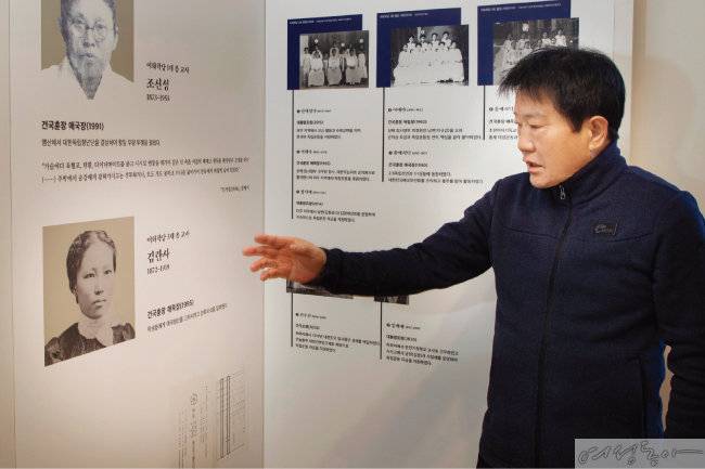 이화박물관에서 김란사에 대해 설명하는 김용택 회장.