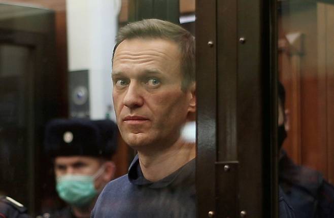2일(현지 시각) 러시아 모스크바 법정에 선 알렉세이 나발니. /로이터 연합뉴스
