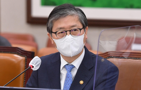 변창흠 국토교통부 장관이 3일 국회 국토교통위원회 전체회의에서 질의에 답변하고 있다. /연합뉴스