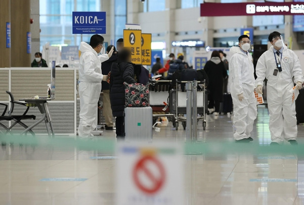 3일 오후 인천국제공항 제1여객터미널에서 입국자들이 공항 방역절차에 따라 이동하고 있다. /연합뉴스