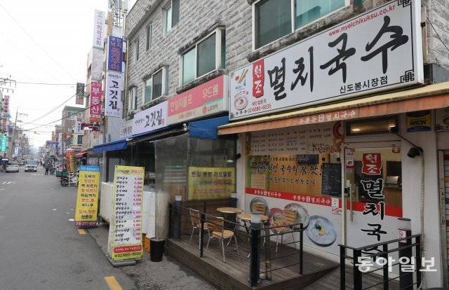 부부가 함께 운영하던 조개구이집은 멸치국수 가게로 바뀌어 남편이 홀로 운영하고 있다.
송은석 기자 silverstone@donga.com