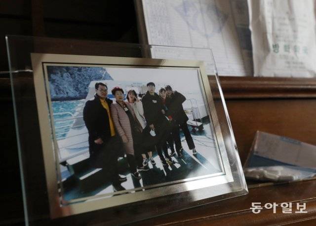 지난해 2월 경란 씨 다섯 가족과 친정 어머니가 함께 제주도로 여행을 갔을 때의 사진. 경란 씨는 “더 늦어지면 여행을 영영 못갈 것 같다는 생각에 무리해서 여행을 떠났다”고 회상했다.