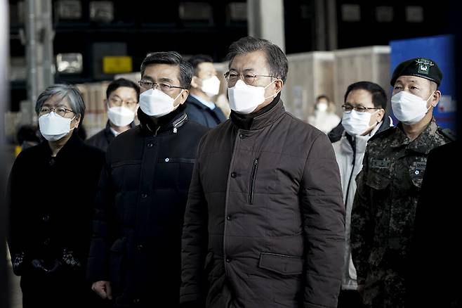 문재인 대통령이 3일 인천국제공항 대한항공 제2 화물터미널을 찾아 모의훈련을 참관했다. 청와대 제공