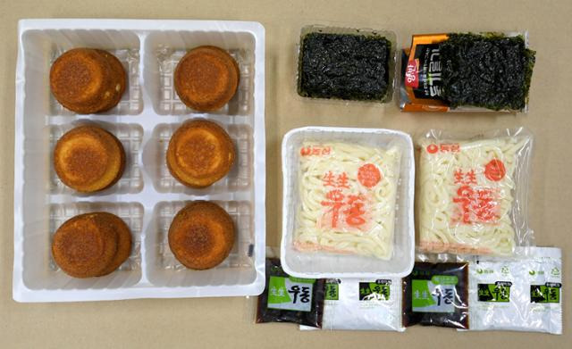 카스타드(사진 왼쪽)와 김(오른쪽 위), 생생우동(아래) 제품의 12회 낙하 실험 결과. 각 제품군 별로 트레이를 넣은 채 낙하실험을 한 결과(각 왼쪽)와 트레이를 제거한 결과(각 오른쪽)에서 아무런 차이도 보이지 않았다. 서재훈 기자