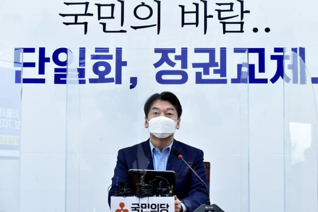 안철수 국민의당 대표가 3일 국회에서 기자간담회를 하고 있다. 오대근 기자