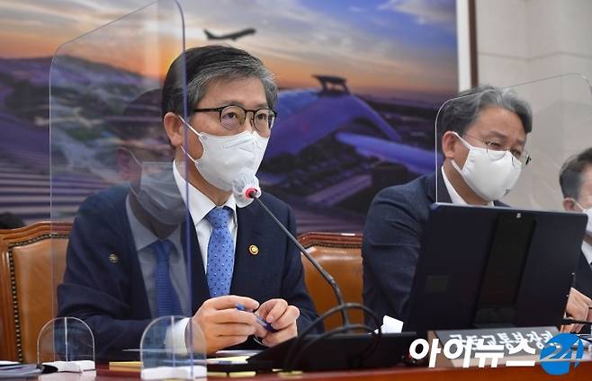 변창흠 국토교통부 장관이 3일 오후 서울 여의도 국회에서 열린 국토교통위원회 전체회의에서 의원 질의에 답변하고 있다.