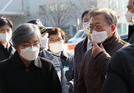 문재인 대통령이 3일 오전 인천국제공항 대한항공 화물터미널에서 열린 코로나19 백신 수송 모의훈련을 마치고 정은경 중앙방역대책본부장(질병관리청장)과 대화하고 있다. 연합뉴스