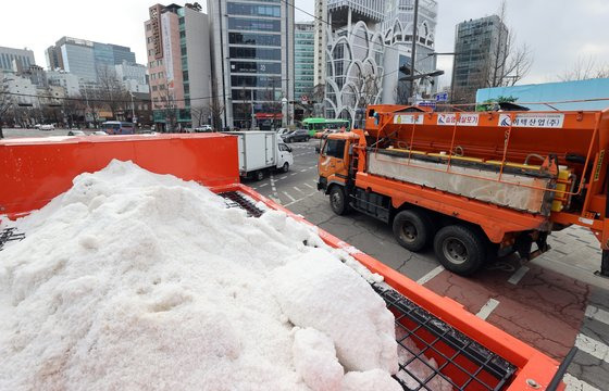 폭설이 예보된 3일 서울 종로구 곳곳에 소금을 실은 제설용 살포 차량이 배치되고 있다. 연합뉴스