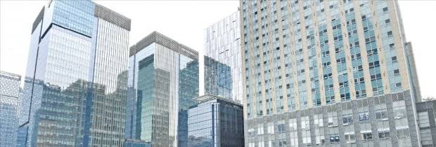 신종 코로나바이러스 감염증(코로나19) 사태에도 국내 오피스빌딩 거래 가격과 규모가 사상 최고를 기록했다. 대형 오피스빌딩이 몰려 있는 서울 종로·광화문 일대.  김범준 기자 bjk07@hankyung.com