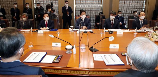 박병석 국회의장(가운데)이 3일 국회에서 열린 국회 국민통합위원회 위촉식에서 인사말을 하고 있다. 국회사진기자단