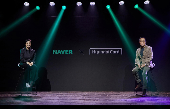 Naver CEO Han Seong-sook, left, and Hyundai Card Vice Chairman and CEO Ted Chung pose for a photo during a ceremony held Monday at Hyundai Card Understage in Yongsan District, central Seoul, to join forces in launching a private label credit card. According to Hyundai Card Wednesday Hyundai Card plans to unveil a Naver-branded card specializing in Naver Plus Membership, a subscription-based e-commerce service by the tech giant. Under branded card partnership, a credit card issuer and a brand work together on the entire process of credit card development, from planning to branding, operation and marketing. [HYUNDAI CARD]