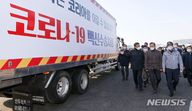 [인천공항=뉴시스]추상철 기자 = 문재인 대통령이 3일 오전 인천국제공항 대한항공 화물터미널에서 열린 코로나19 백신 수송 모의훈련에서 백신 수송 과정에 대한 참관을 하고 있다. 2021.02.03. scchoo@newsis.com