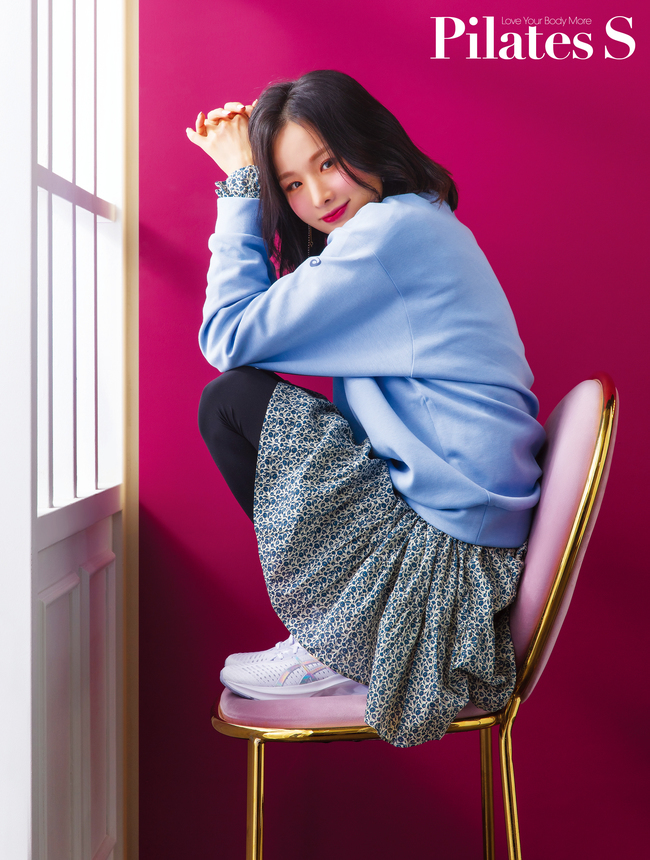 Singer Solji has decorated the cover of the February issue of Pillates SSolji, who started standing alone last year, spent a year challenging her by releasing a single album solo in July.When I was a group, I often set up good guidelines and kept them in my own custody, fearing that they would harm other friends, Solji said. Im now committed to controlling myself and raising my abilities.He is showing his powerful vocals as well as his emotional vocals in the OST, and he showed a modest attitude toward the song, saying, I pay attention to the song so that it can be absorbed smoothly in the drama scene rather than putting my character in because the vocals can not penetrate into the drama or movie.If you used to focus on revealing your sadness as it was, youre trying to draw it as much as you can these days, he said, especially in the bees, you take one note and one note more carefully, and youre singing a verse and one verse, reminiscing about the meaning as if you were telling my story.As it was a film on the theme of love, the story about love style in reality came and went.If you love, you say you love, give it to me, give it to me, and if you love me, you say thank you sincerely, he said. His love style is in short, a hot love like a fire.I want to give anything I can to anyone I love.I think Im pursuing love that is not too bad for me to give everything to me, he added. Even if this experience of love is not exactly right, it is an internal textbook that can be used to understand moods and sentiments in the song and sing songs.
