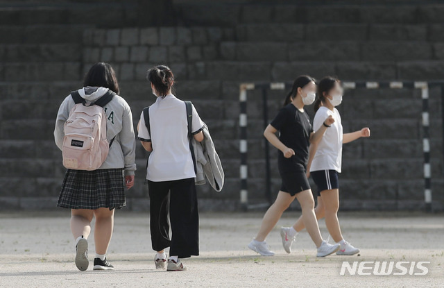 [서울=뉴시스] 지난해 8월25일 오전 서울 중구의 한 고등학교에서 3학년 학생들이 등교하고 있다. (사진=뉴시스DB). 2021.02.03.  photo@newsis.com