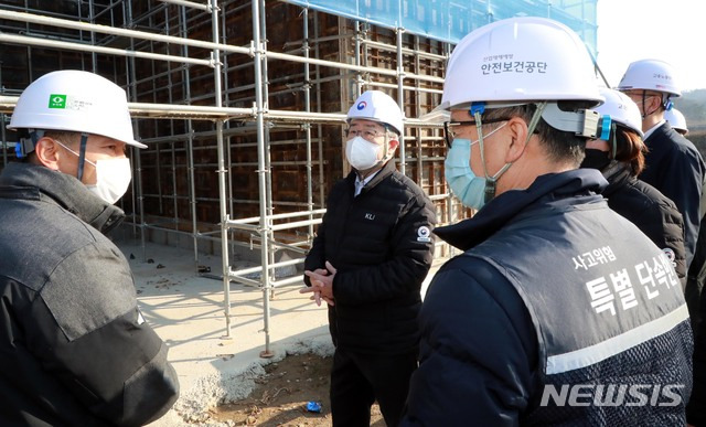 [서울=뉴시스]이재갑 고용노동부 장관이 25일 오후 대전시 유성구와 세종시에 위치한 중소규모 건설현장을 찾아 불시 패트롤점검을 하고 있다. 이번 패트롤점검은 최근 건설현장 사망사고 감축을 강조한 문재인 대통령 발언 이후 이재갑 장관이 사망사고가 다발하는 중소규모 현장을 직접 점검하기 위해 계획됐다. (사진=고용노동부 제공) 2020.11.25.photo@newsis.com