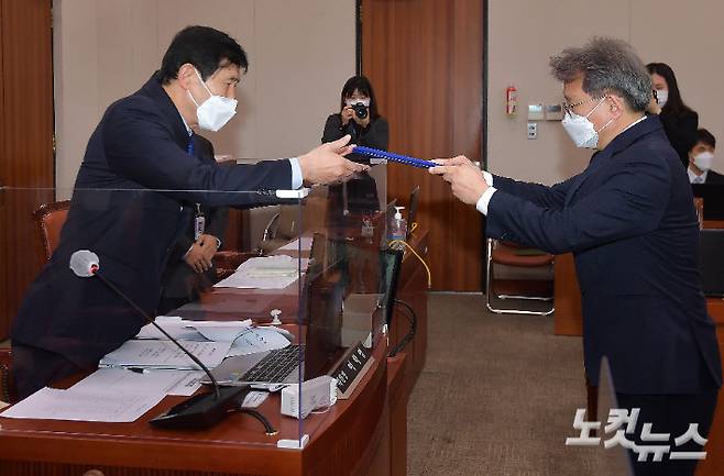 권칠승 중소벤처기업부 장관 후보자가 3일 국회 산업통상자원중소벤처기업위원회에서 열린 인사청문회에서 이학영 위원장에게 선서문을 전달하고 있다. 박종민 기자
