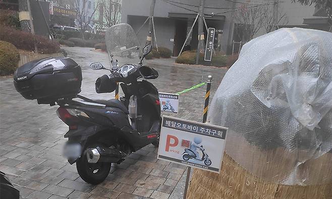 일부 아파트는&nbsp;배달기사들이&nbsp;단지 밖에 오토바이를 세워두고 걸어들어가도록 강제하고 있다. 이 경우 배달에 2배 이상 더 많은 시간이 소요된다는 게 배달기사 단체 측 주장이다. 라이더유니온 제공