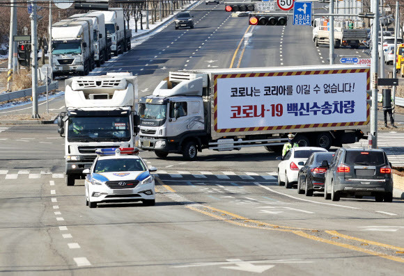 한국초저온 향하는 코로나19 백신 수송 모의훈련차량 - 신종 코로나바이러스 감염증(코로나19) 백신 운송 모의훈련이 진행된 3일 오전 인천국제공항에서 출발한 백신 수송 차량이 평택 한국초저온으로 향하고 있다. 2021.2.3.연합뉴스