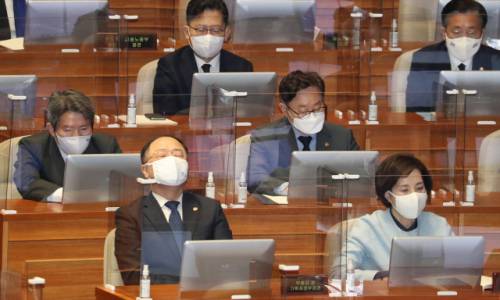 홍남기 경제부총리 겸 기획재정부 장관이 3일 오전 국회 본회의에서 열린 국민의힘 주호영 원내대표 교섭단체 대표연설에 참석, 잠시 눈을 감고 있다./연합뉴스