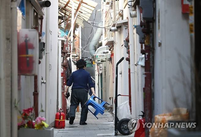 노숙인·쪽방거주자 등 7천602명 코로나19 일제검사서 98명 확진 [연합뉴스 자료사진]