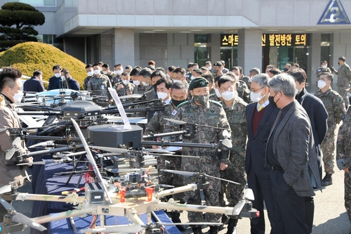 스마트 군 장비 전시 (대구=연합뉴스) 3일 육군 제2작전사령부에서 열린 '드론봇 전투체계 및 AI 해안통합감시체계 발전방안' 토의 참가자들이 전시된 장비를 둘러보고 있다. 2021.2.3. [2작전사 제공. 재판매 및 DB 금지]