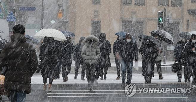 눈 내리는 광화문 네거리 (서울=연합뉴스) 백승렬 기자 = 서울과 경기 북부에 대설주의보가 내려져 많은 눈이 내리는 28일 서울 광화문 네거리에서 시민들이 횡단보도를 지나고 있다. 2021.1.28 srbaek@yna.co.kr