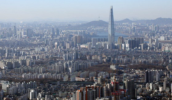 정부가 25번째 부동산 대책을 발표한 4일 남한산성에서 바라 본 서울 모습. (출처-연합뉴스)