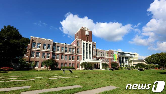 전남대학교 옛 본관 '용봉관'의 모습.(전남대 제공) © News1