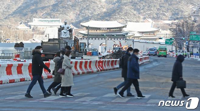 지난밤 수도권을 중심으로 폭설이 내린 4일 오전 서울 광화문사거리에서 시민들이 출근길 발걸음을 재촉하고 있다. 2021.2.4/뉴스1 © News1 황기선 기자