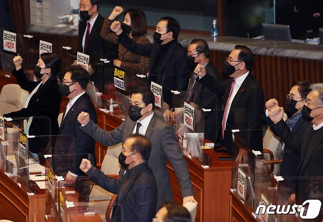 국민의힘 의원들이 4일 오후 서울 여의도 국회 본회의장에서 '사법농단' 연루 임성근 판사 탄핵소추안이 가결된 순간 "김명수 대법원장을 탄핵하라＂ 구호를 외치고 있다. 2021.2.4/뉴스1 © News1 성동훈 기자