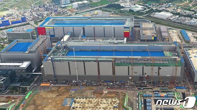 삼성전자가 세계 최대 규모의 반도체 공장인 평택 2라인 가동에 들어갔다고 30일 밝혔다.  (삼성전자 제공)2020.8.30/뉴스1